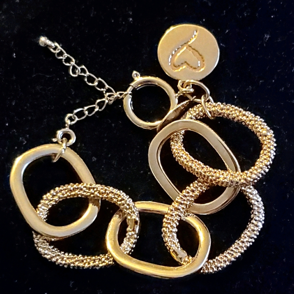 Avon Mark Linked to My Heart bracelet goldtone